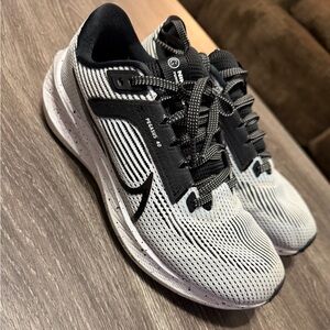Nike Women's Pegasus 40 - Black and White